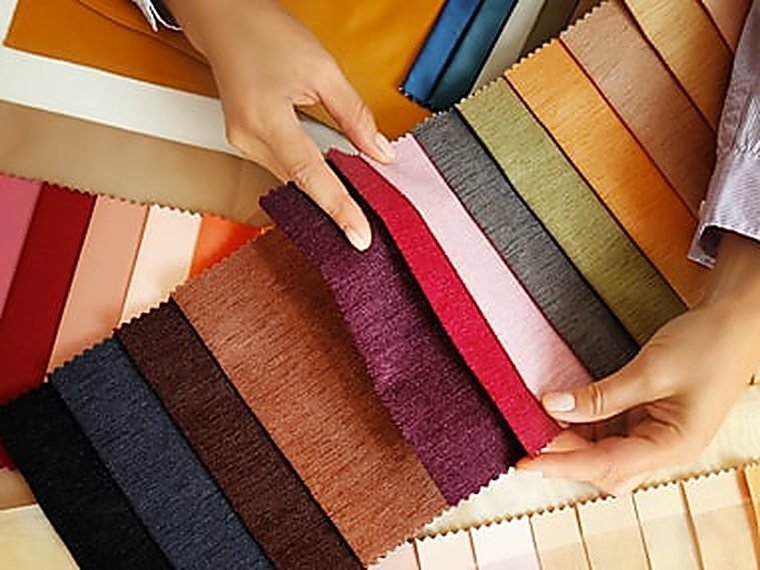 Muestrario de telas de colores para uniformes corporativos
